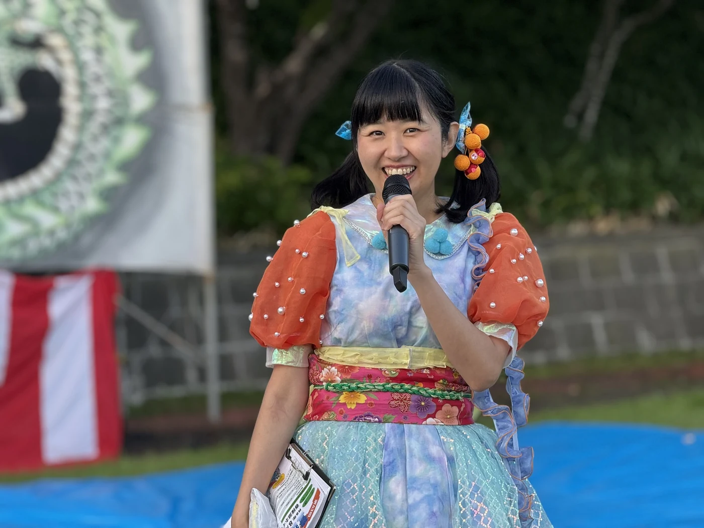 地域イベントでマイクを持つ秋葉令奈