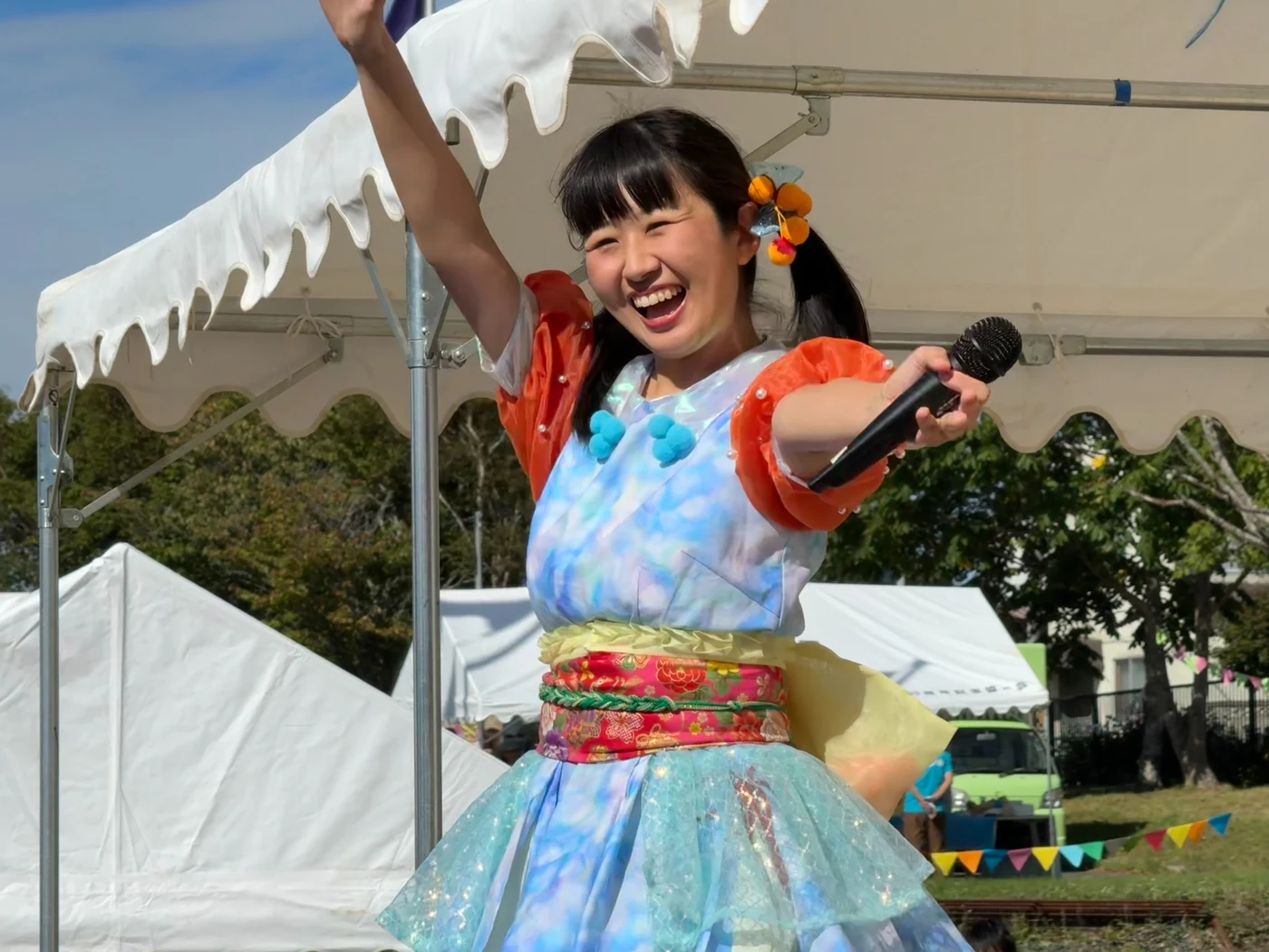 屋外ステージで笑顔を見せる秋葉令奈