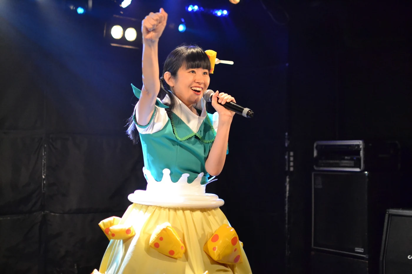 ライブステージで歌う秋葉令奈